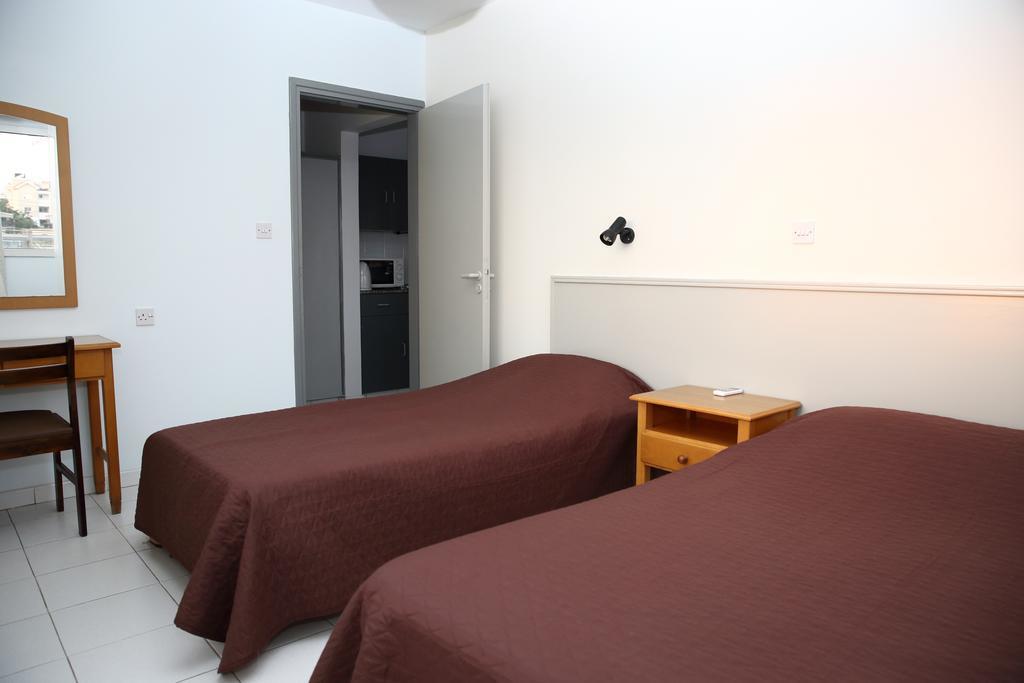 Alora Apartments Larnaca Extérieur photo