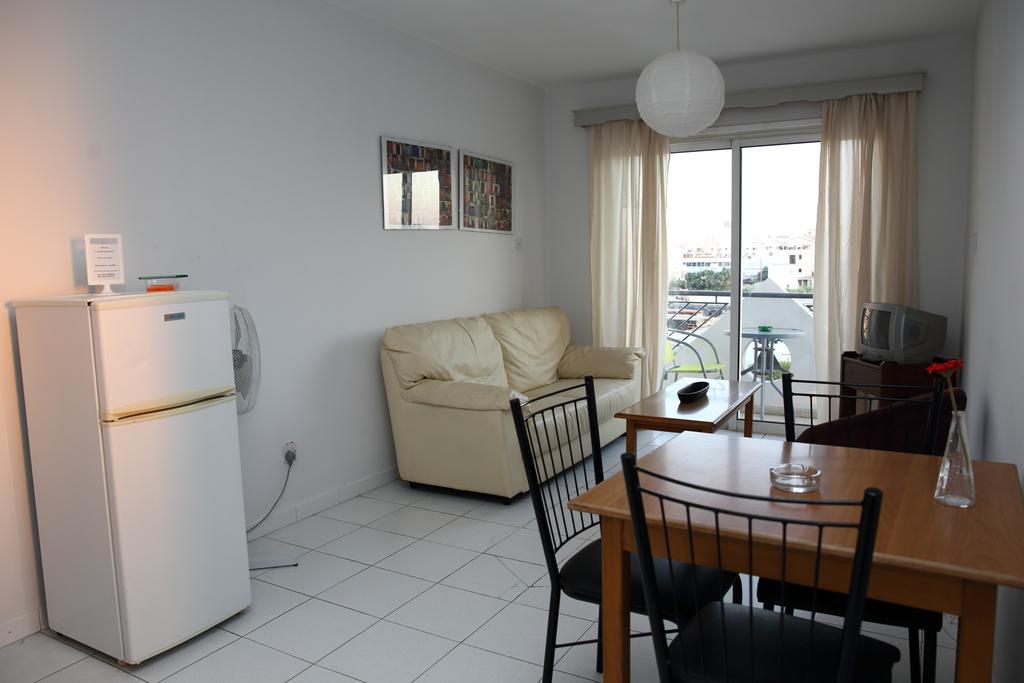 Alora Apartments Larnaca Extérieur photo