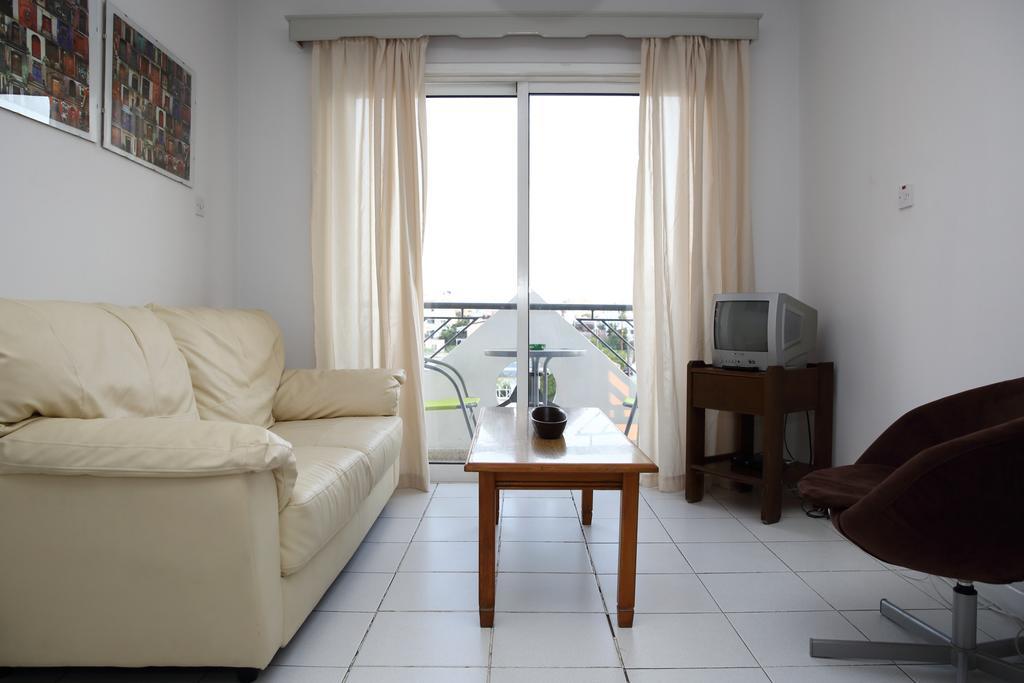 Alora Apartments Larnaca Extérieur photo