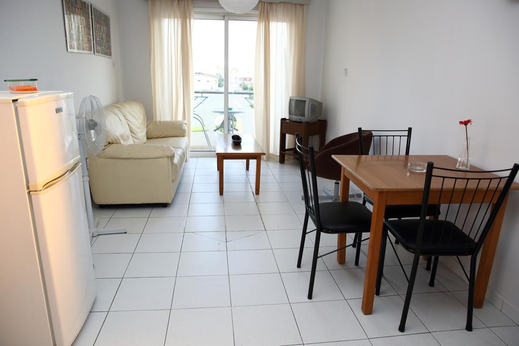 Alora Apartments Larnaca Extérieur photo