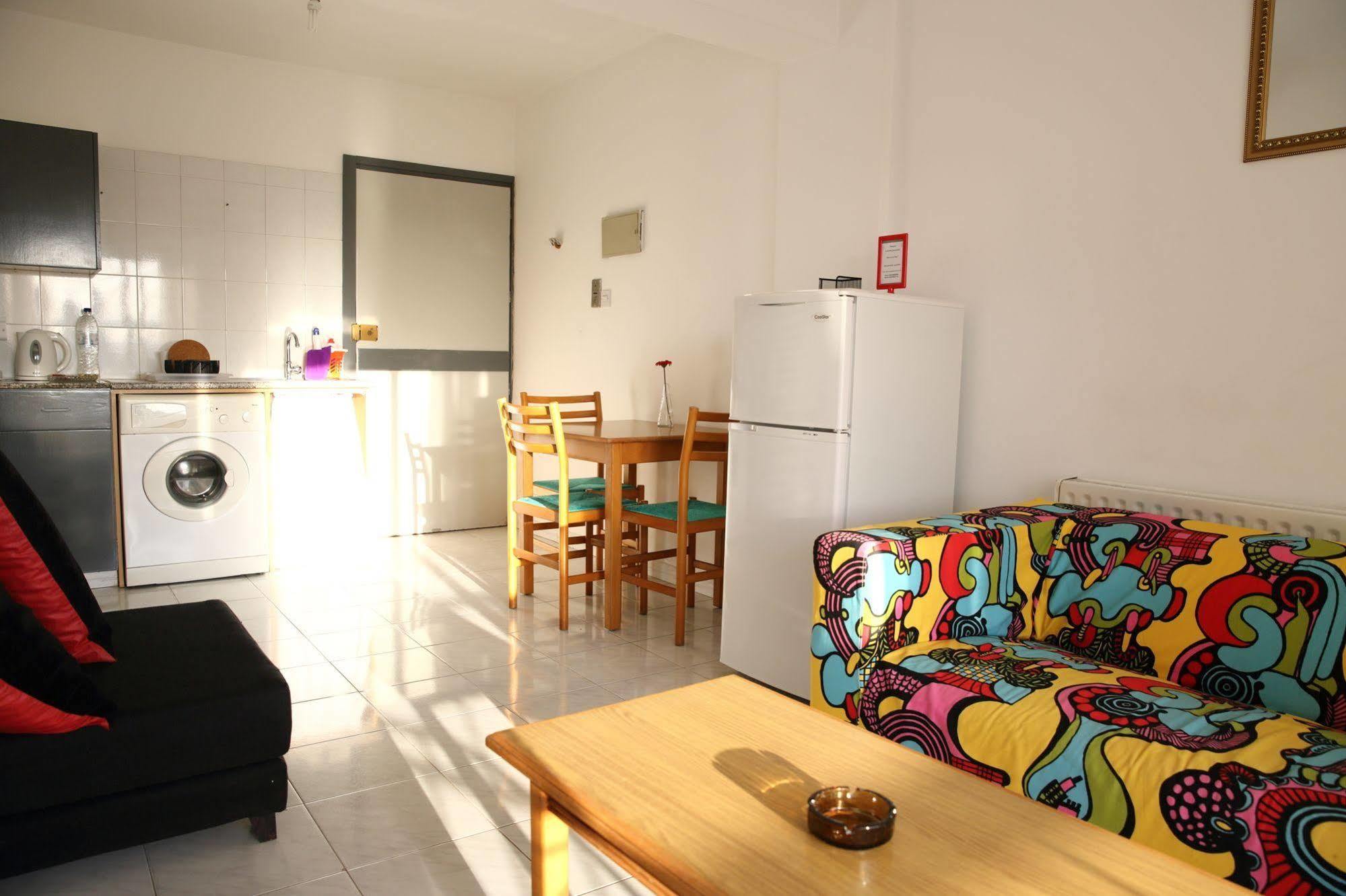 Alora Apartments Larnaca Extérieur photo