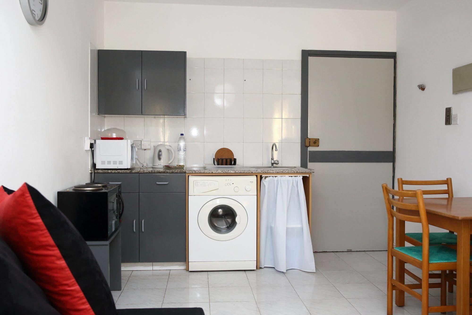 Alora Apartments Larnaca Extérieur photo