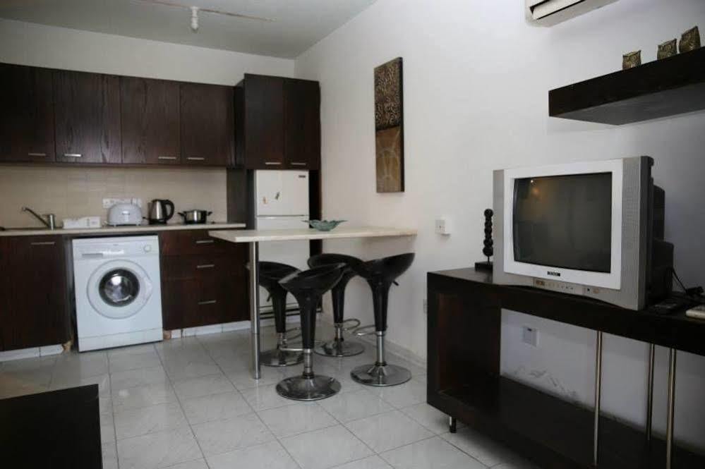 Alora Apartments Larnaca Extérieur photo